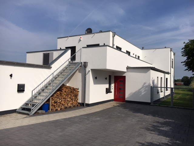 Fahrschule mit Wohnhaus